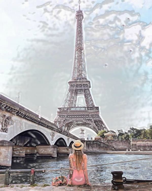 Она была в Париже