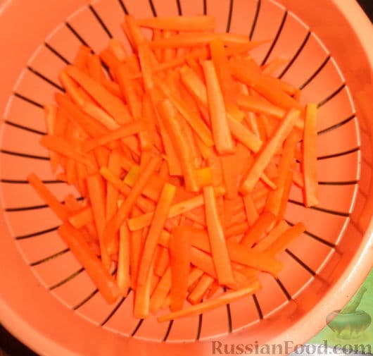 Режем морковь крупной соломкой
