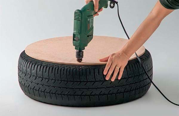 Уложите деревянный круг на шину