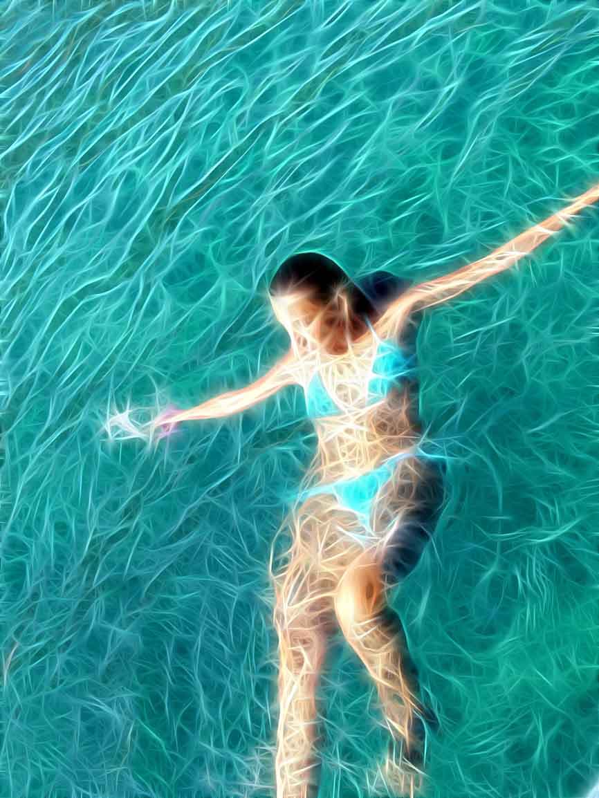 Девушка купается в море